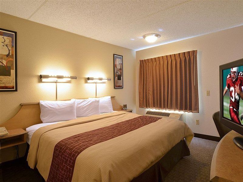 Red Roof East - Hurstbourne Motel